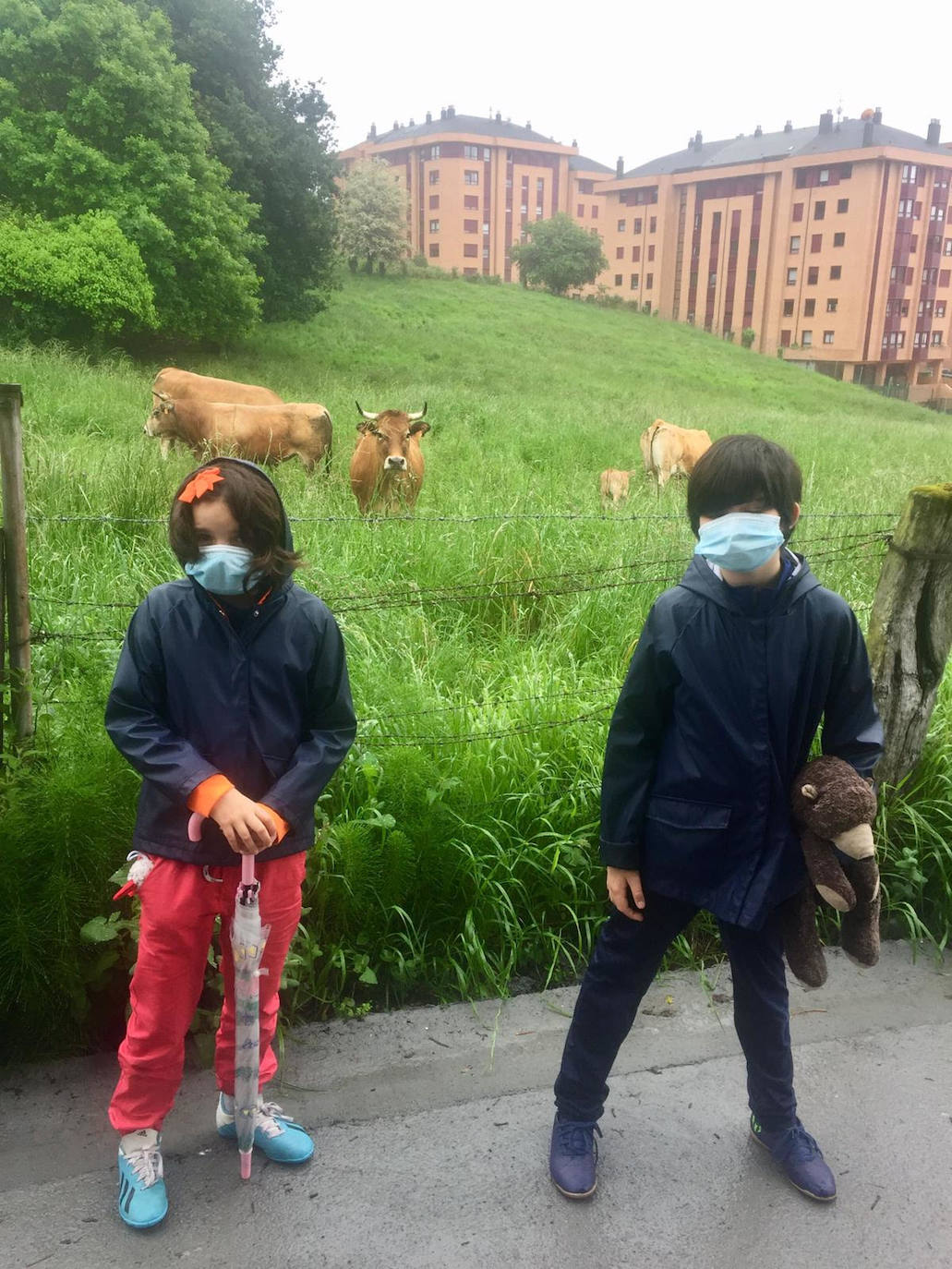 Los niños de Oviedo ponen al mal tiempo buena cara y salen a disfrutar de sus calles