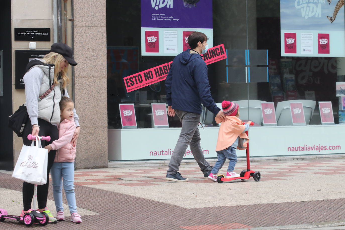 Los niños de Oviedo ponen al mal tiempo buena cara y salen a disfrutar de sus calles