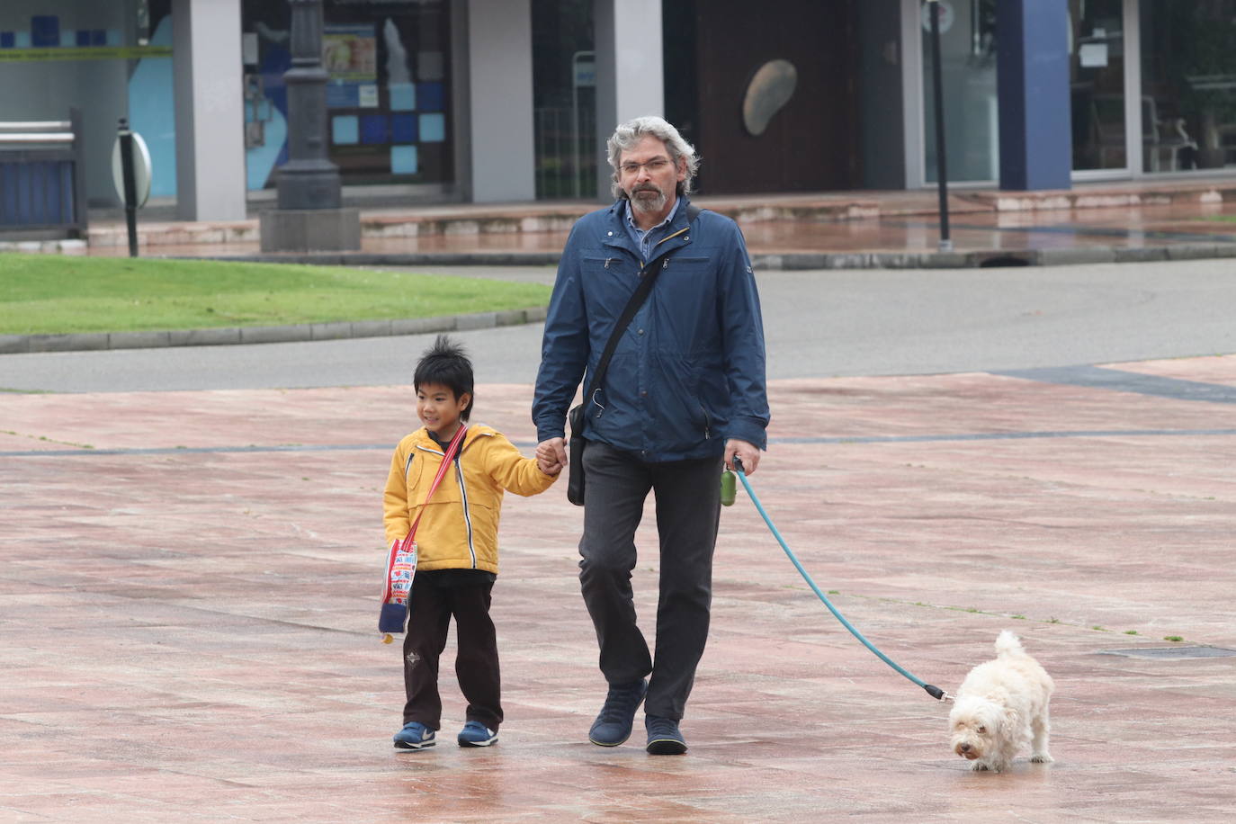 Los niños de Oviedo ponen al mal tiempo buena cara y salen a disfrutar de sus calles