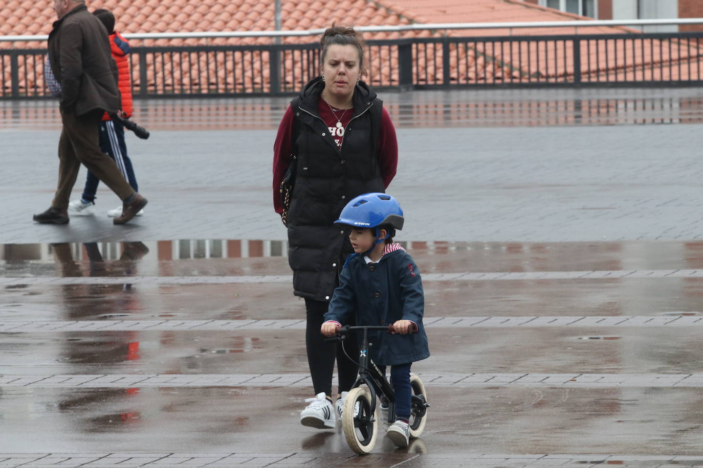 Los niños de Oviedo ponen al mal tiempo buena cara y salen a disfrutar de sus calles