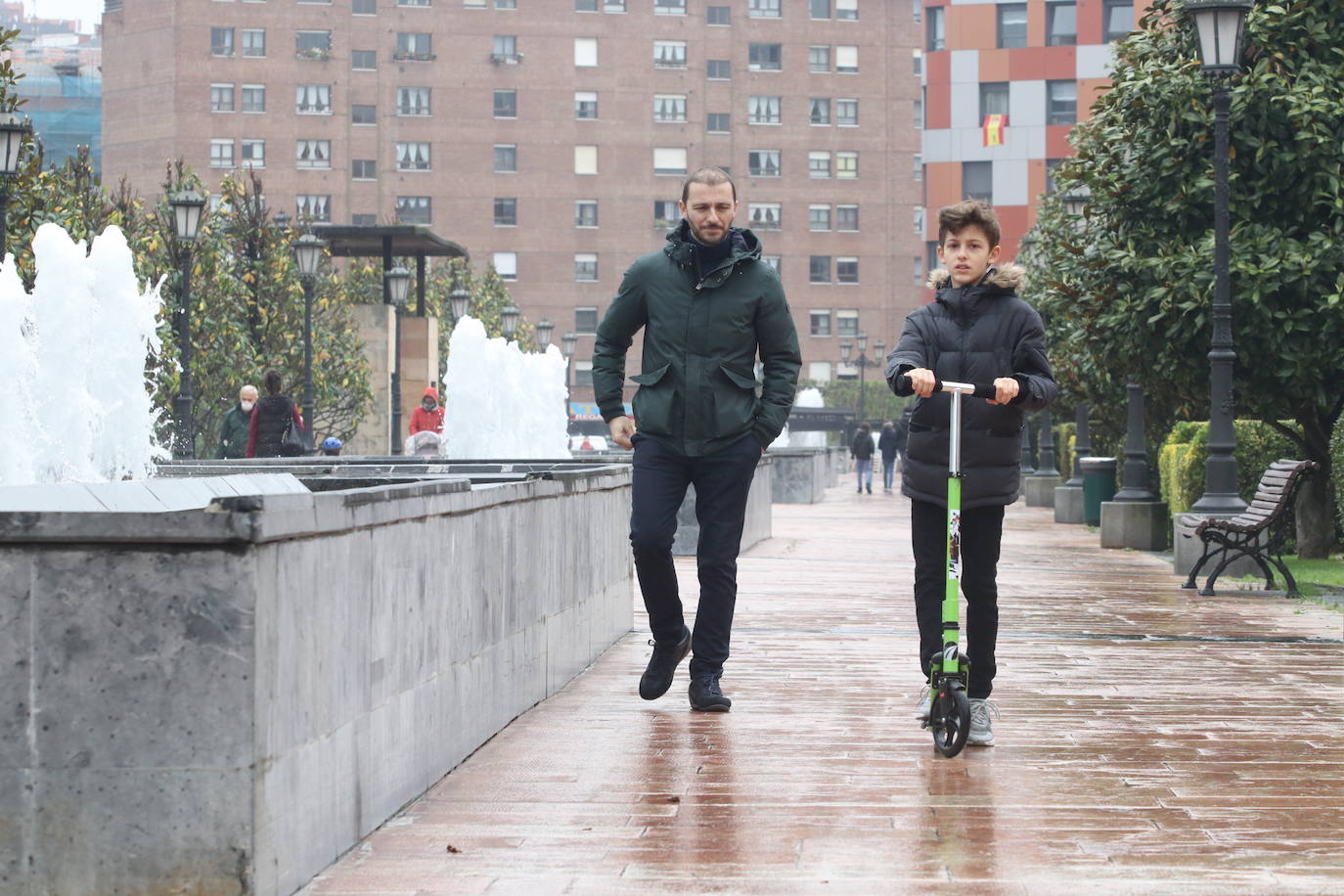 Los niños de Oviedo ponen al mal tiempo buena cara y salen a disfrutar de sus calles