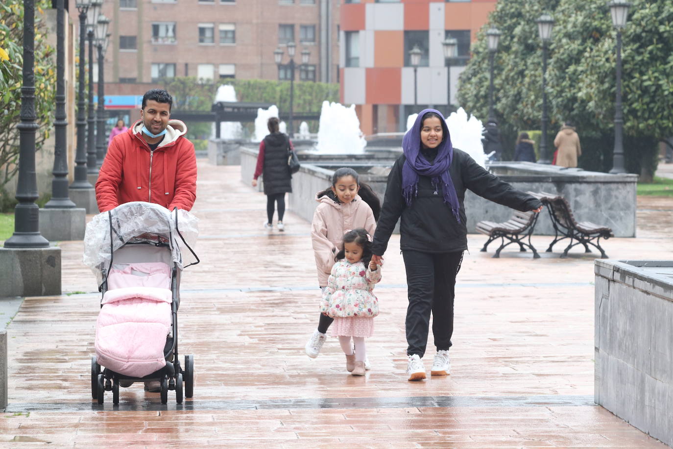 Los niños de Oviedo ponen al mal tiempo buena cara y salen a disfrutar de sus calles