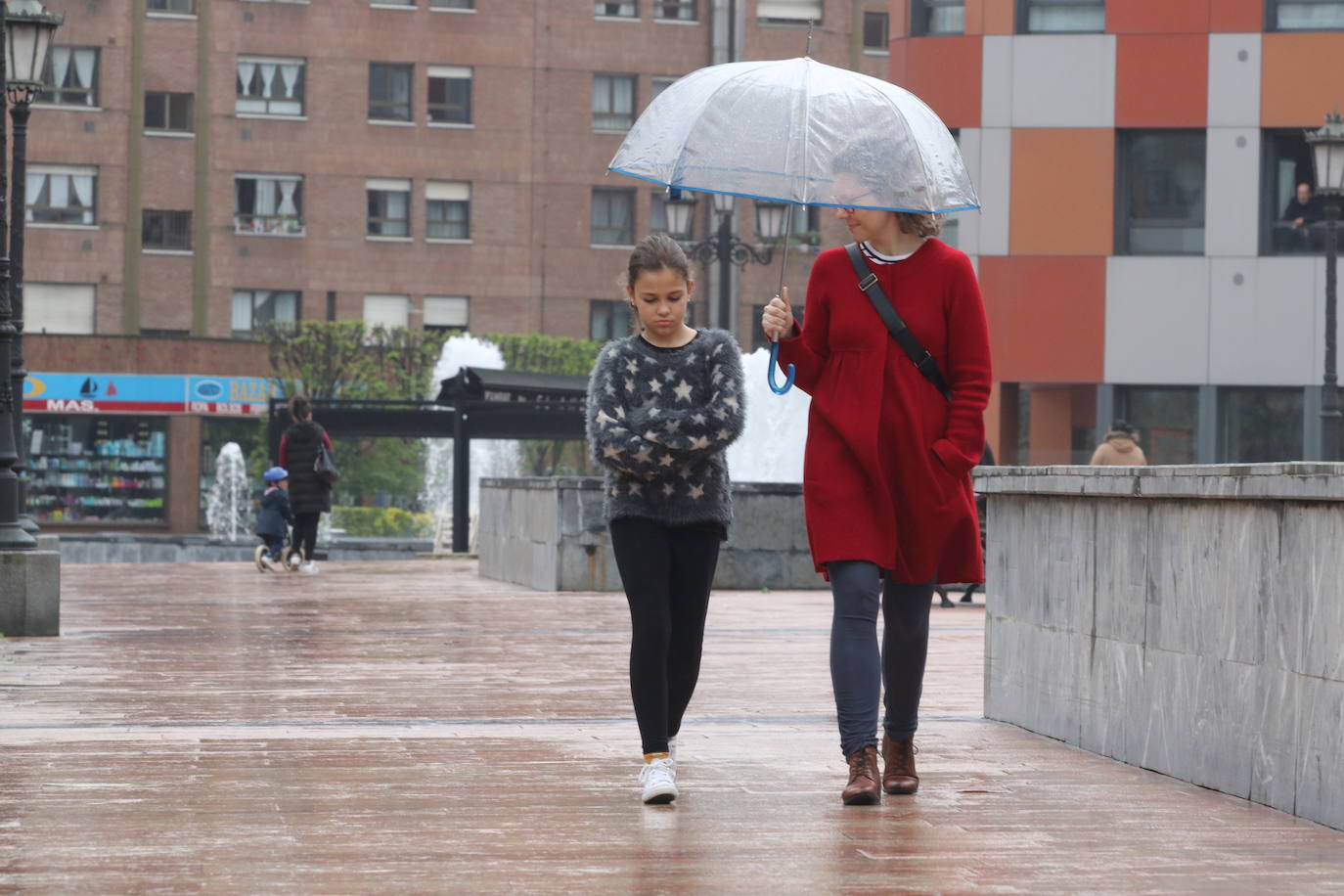 Los niños de Oviedo ponen al mal tiempo buena cara y salen a disfrutar de sus calles