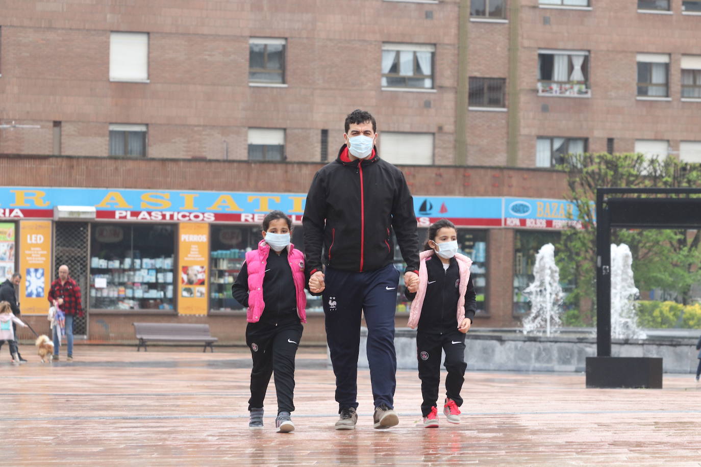 Los niños de Oviedo ponen al mal tiempo buena cara y salen a disfrutar de sus calles