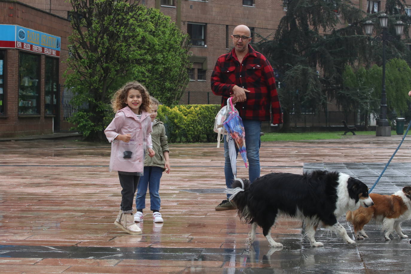 Los niños de Oviedo ponen al mal tiempo buena cara y salen a disfrutar de sus calles