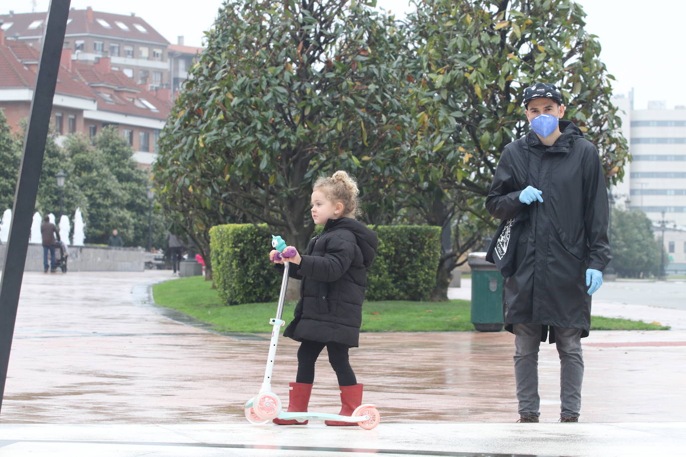 Los niños de Oviedo ponen al mal tiempo buena cara y salen a disfrutar de sus calles