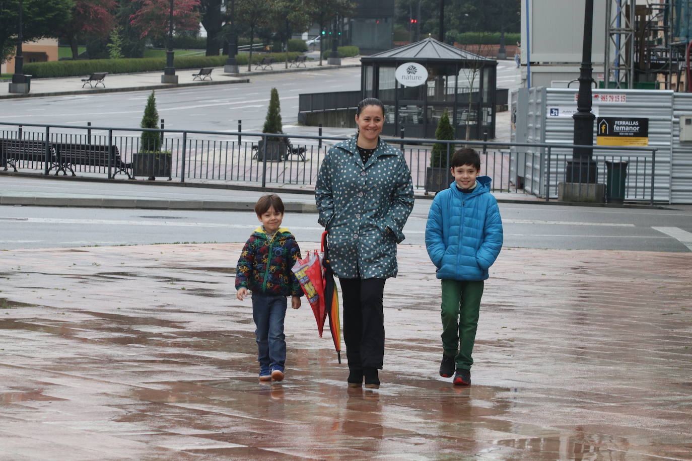 Los niños de Oviedo ponen al mal tiempo buena cara y salen a disfrutar de sus calles