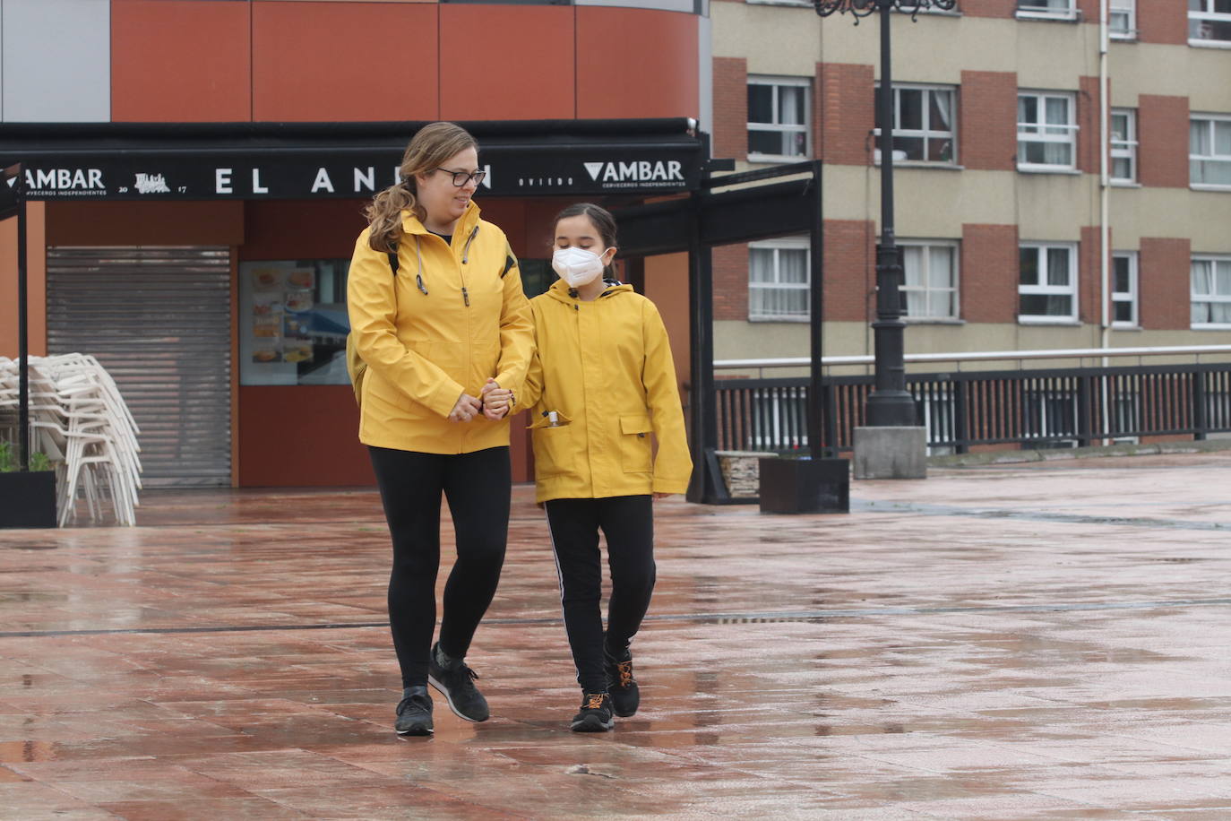 Los niños de Oviedo ponen al mal tiempo buena cara y salen a disfrutar de sus calles