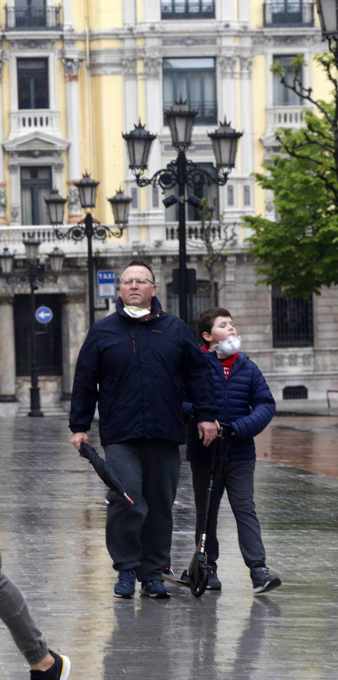 Los niños de Oviedo ponen al mal tiempo buena cara y salen a disfrutar de sus calles