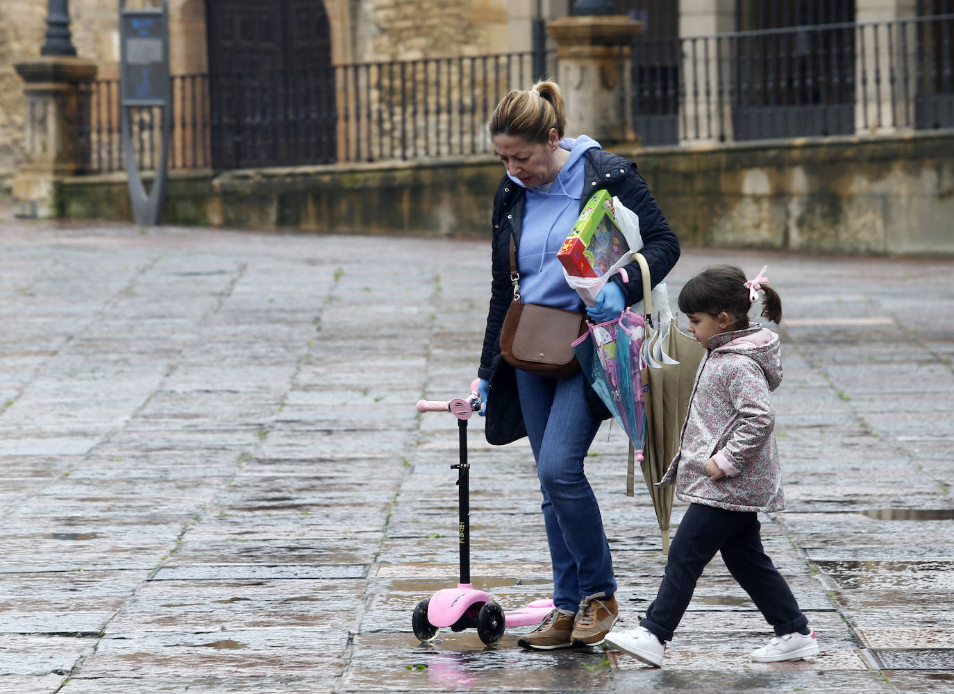 Los niños de Oviedo ponen al mal tiempo buena cara y salen a disfrutar de sus calles