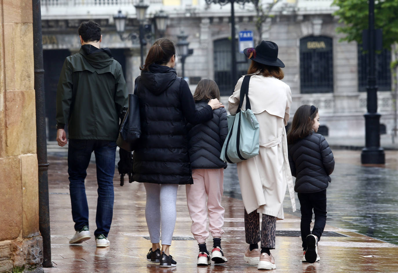 Los niños de Oviedo ponen al mal tiempo buena cara y salen a disfrutar de sus calles