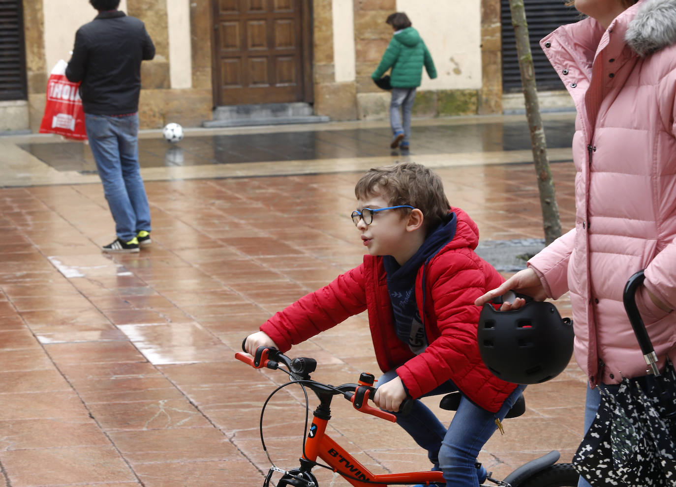 Los niños de Oviedo ponen al mal tiempo buena cara y salen a disfrutar de sus calles