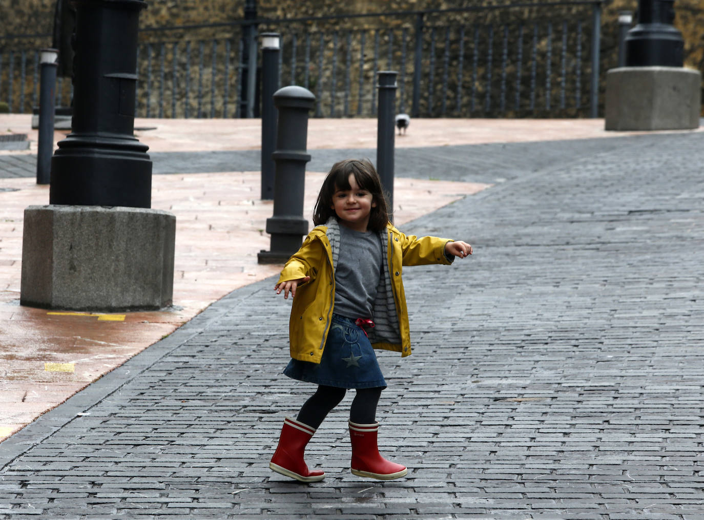 Los niños de Oviedo ponen al mal tiempo buena cara y salen a disfrutar de sus calles