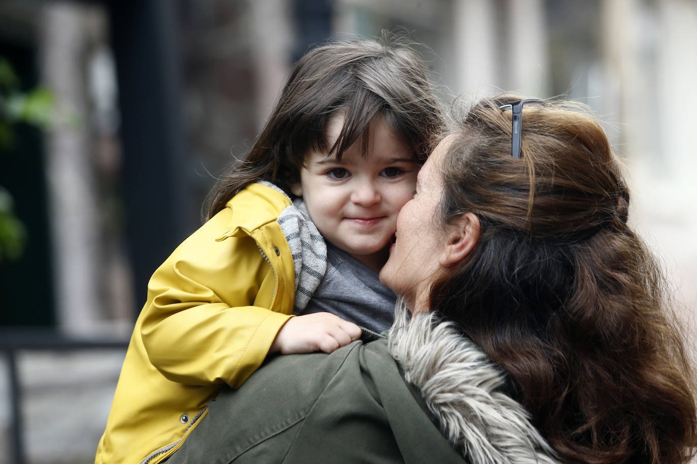 Los niños de Oviedo ponen al mal tiempo buena cara y salen a disfrutar de sus calles