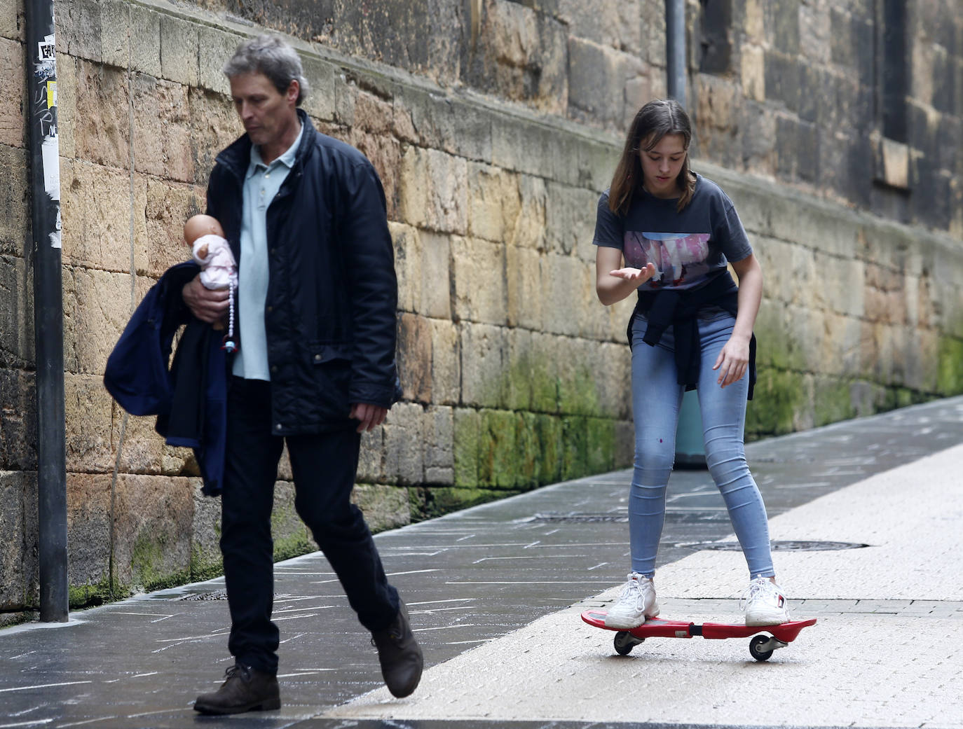 Los niños de Oviedo ponen al mal tiempo buena cara y salen a disfrutar de sus calles