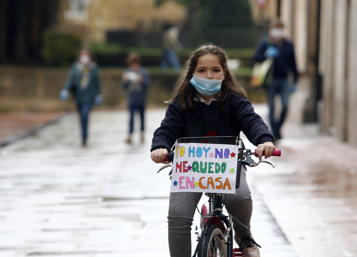 Los niños de Oviedo ponen al mal tiempo buena cara y salen a disfrutar de sus calles