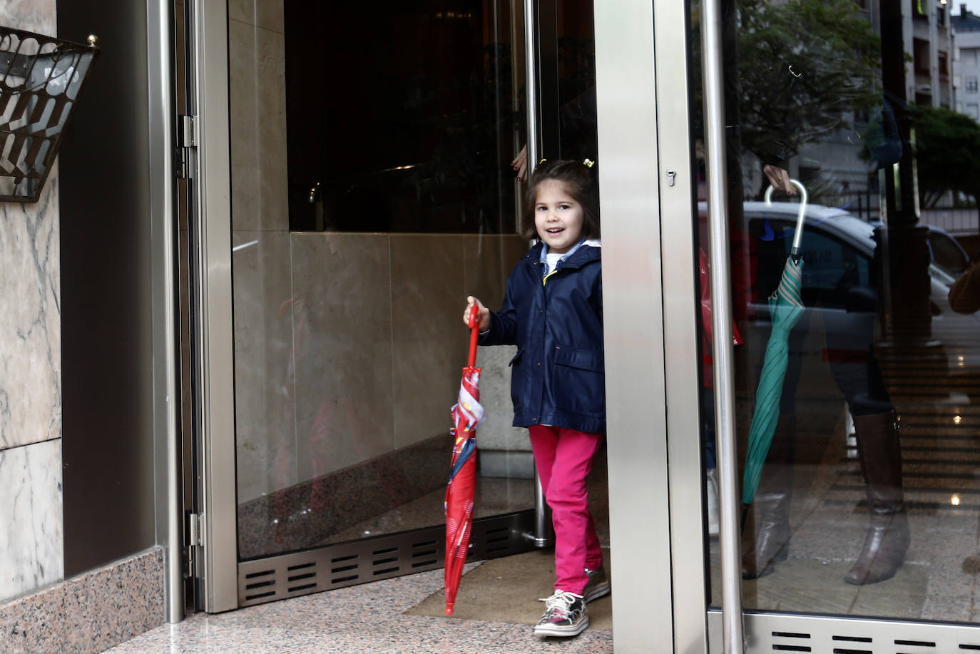 Los niños de Oviedo ponen al mal tiempo buena cara y salen a disfrutar de sus calles