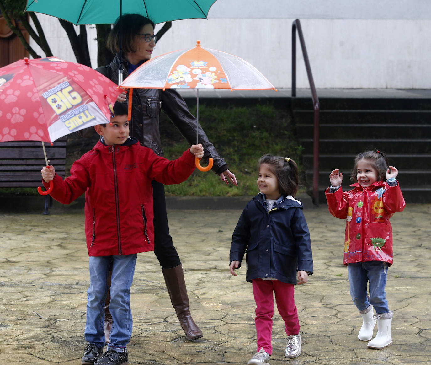 Los niños de Oviedo ponen al mal tiempo buena cara y salen a disfrutar de sus calles