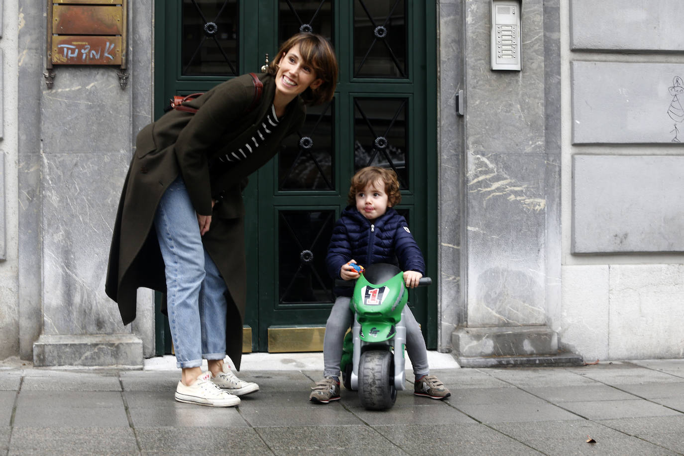 Los niños de Oviedo ponen al mal tiempo buena cara y salen a disfrutar de sus calles