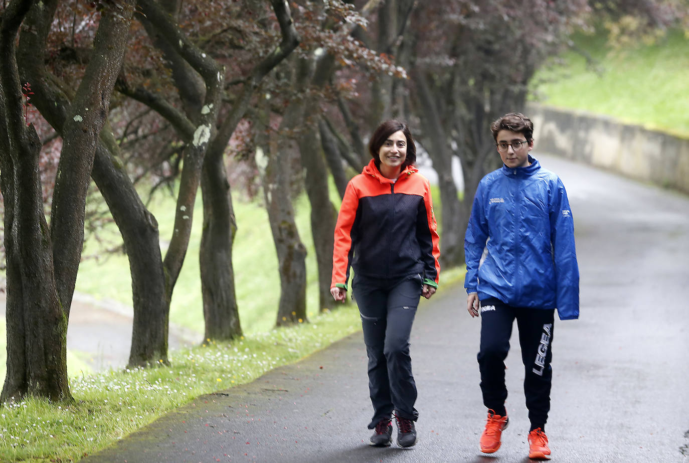 Los niños de Oviedo ponen al mal tiempo buena cara y salen a disfrutar de sus calles