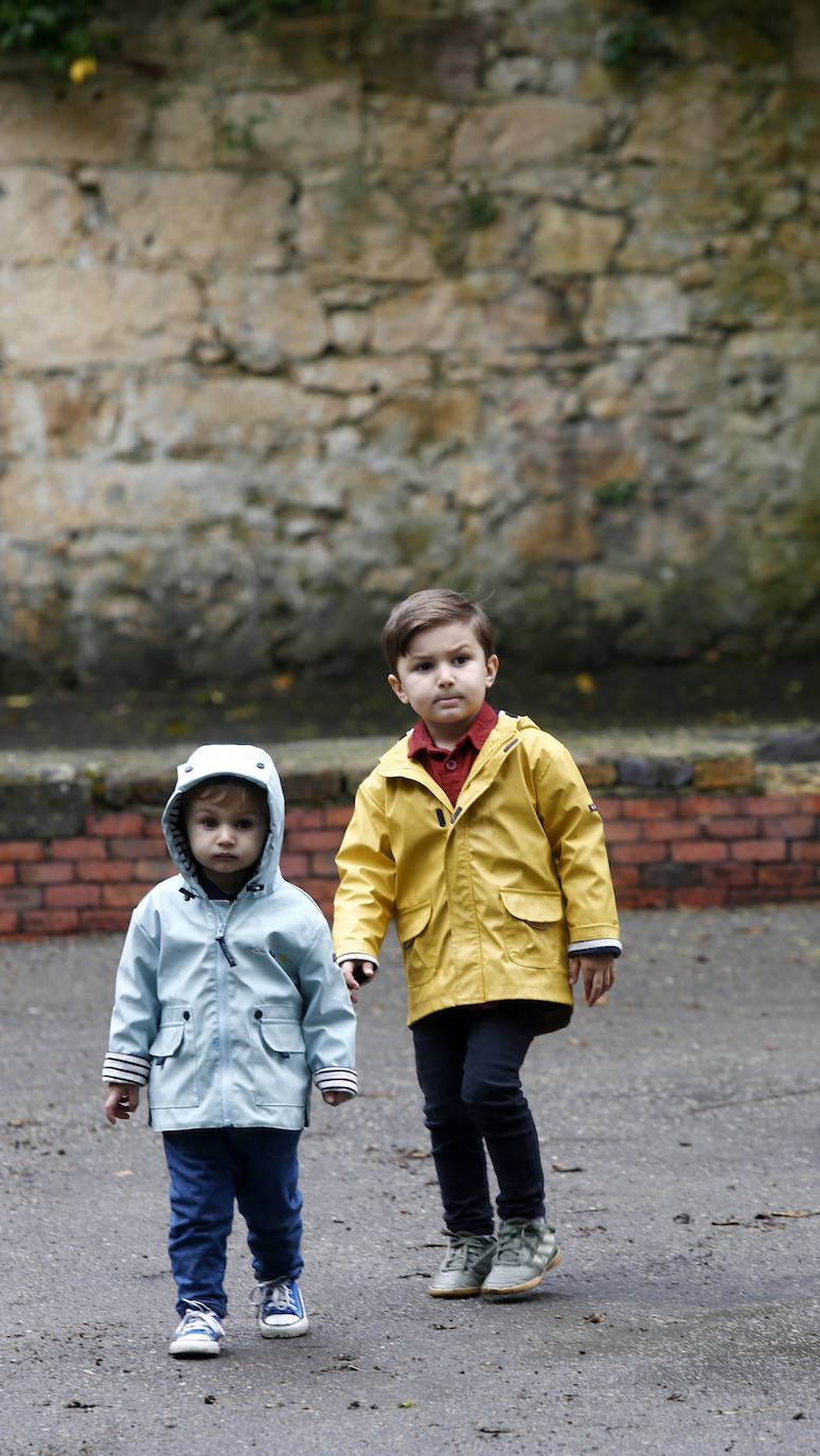 Los niños de Oviedo ponen al mal tiempo buena cara y salen a disfrutar de sus calles