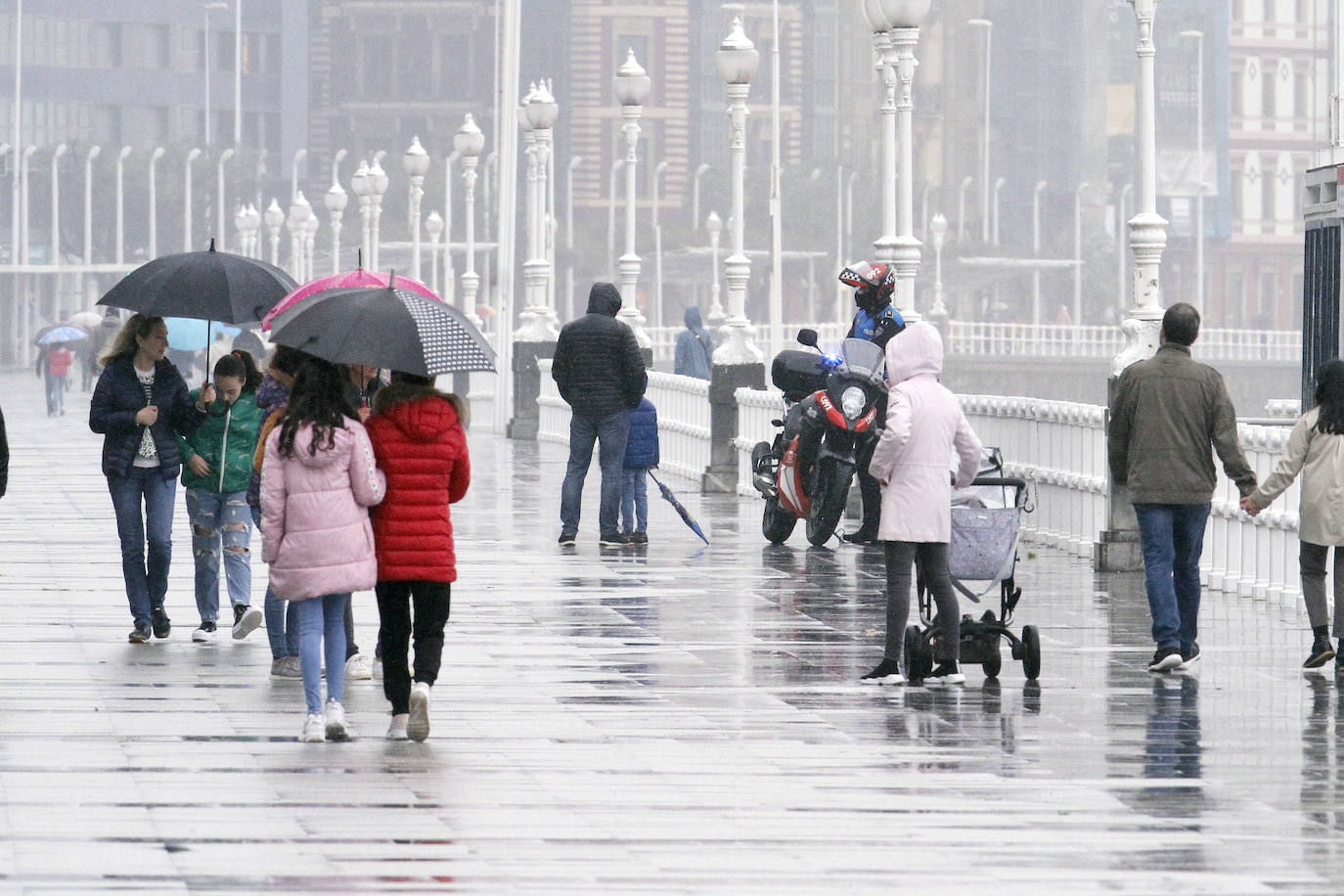 Primeros paseos bajo el orbayu en Gijón de los más pequeños