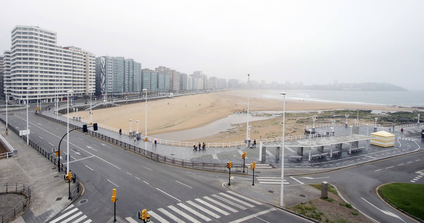 Primeros paseos bajo el orbayu en Gijón de los más pequeños