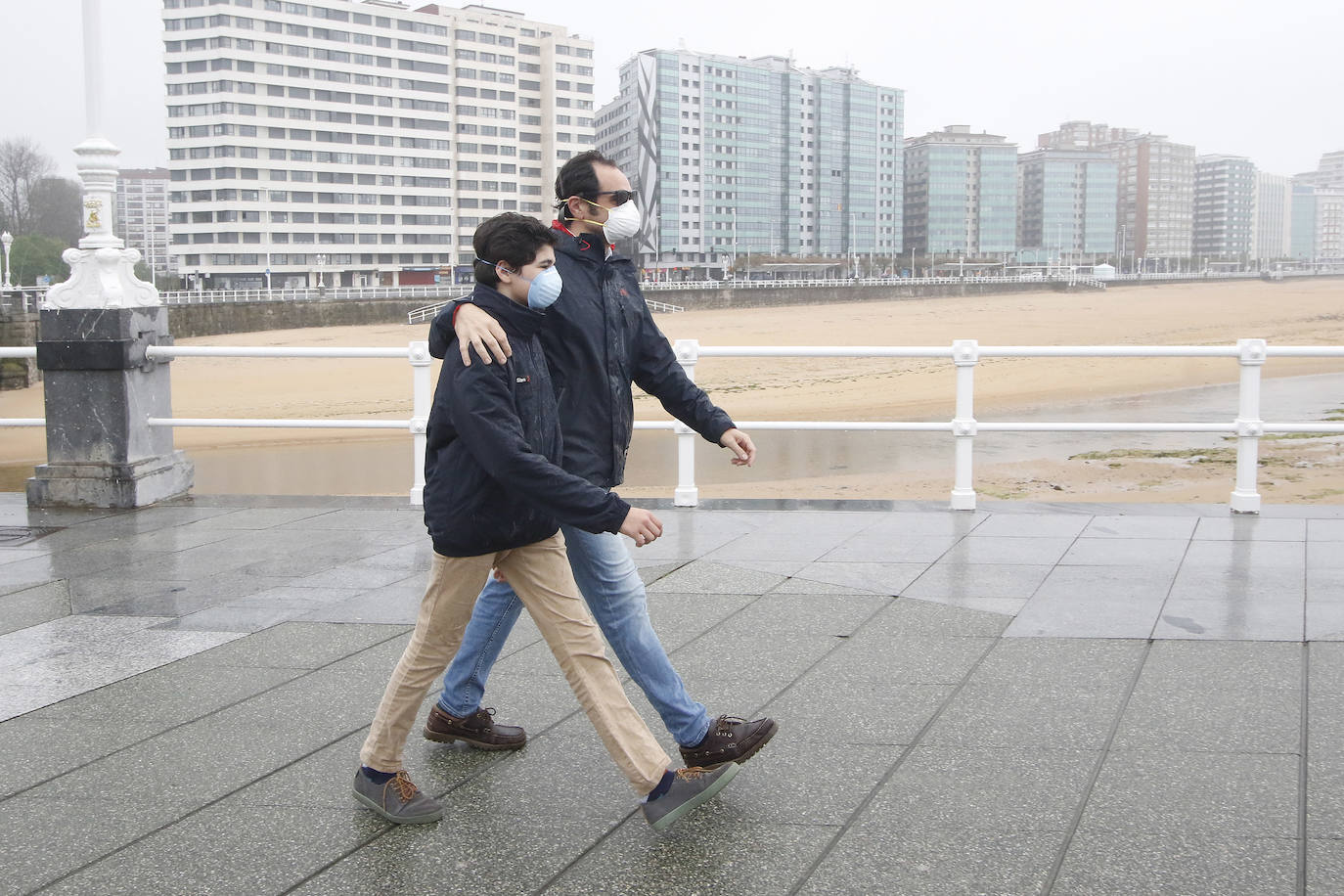 Primeros paseos bajo el orbayu en Gijón de los más pequeños