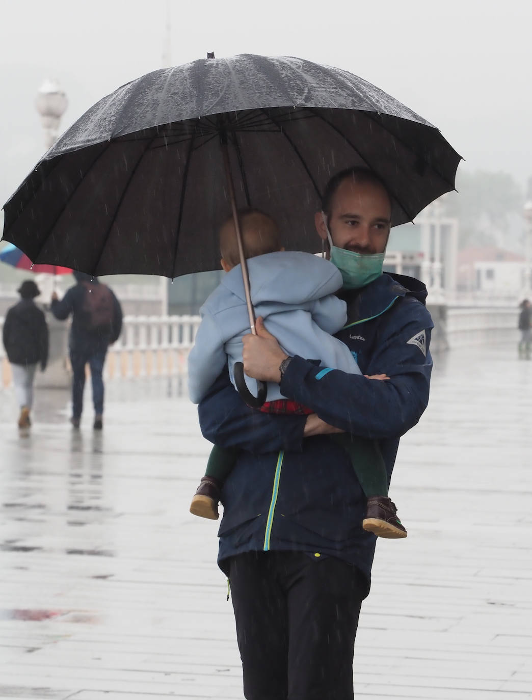 Primeros paseos bajo el orbayu en Gijón de los más pequeños