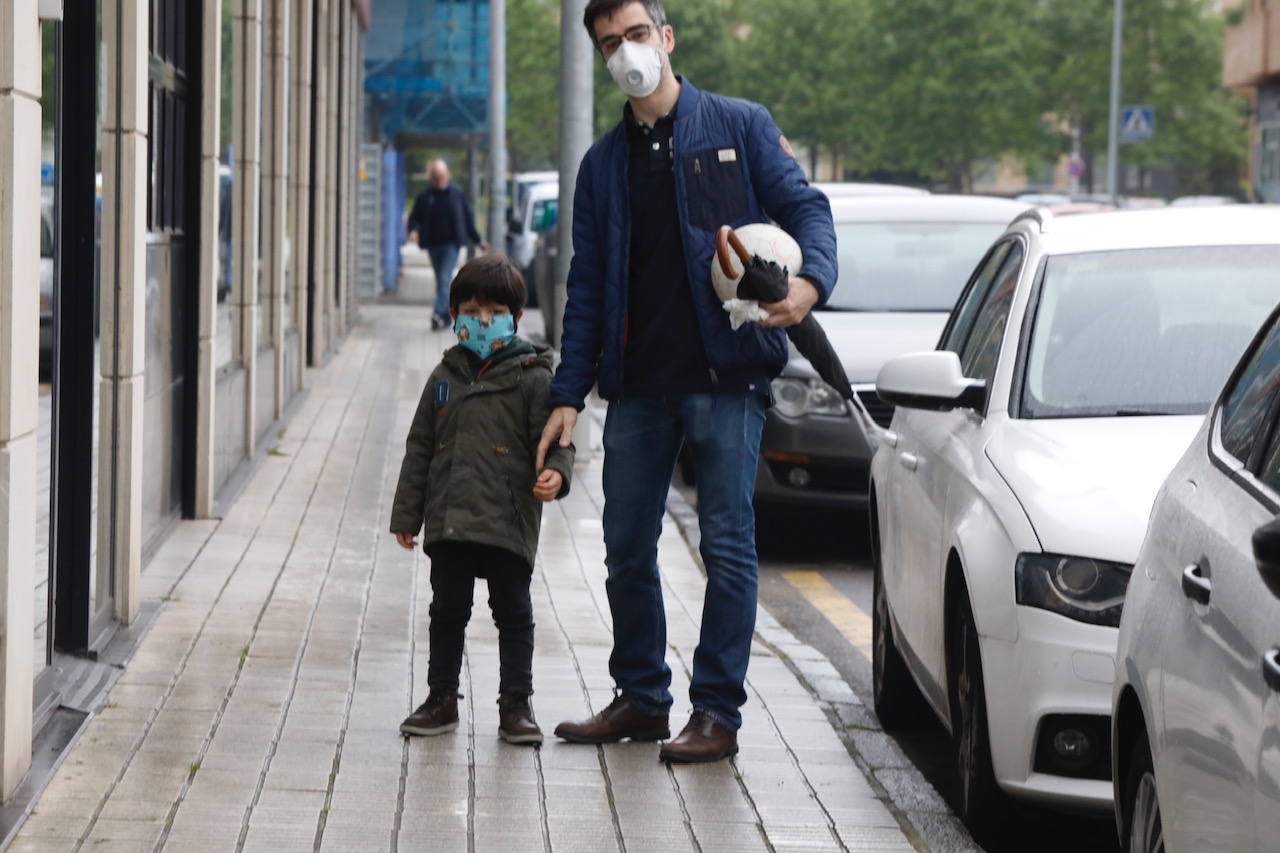 Primeros paseos bajo el orbayu en Gijón de los más pequeños