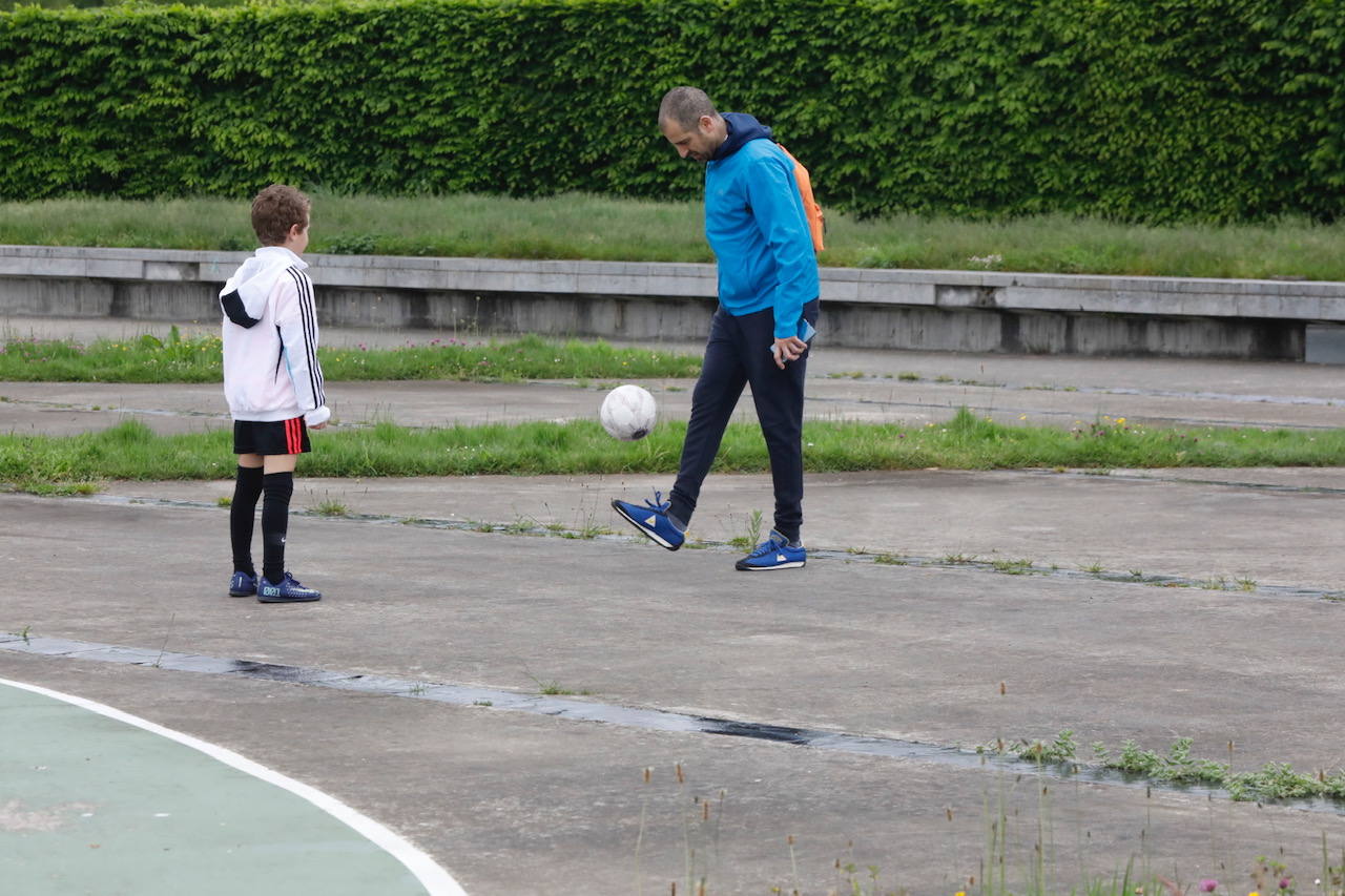 Primeros paseos bajo el orbayu en Gijón de los más pequeños