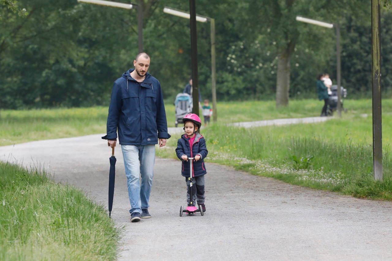 Primeros paseos bajo el orbayu en Gijón de los más pequeños