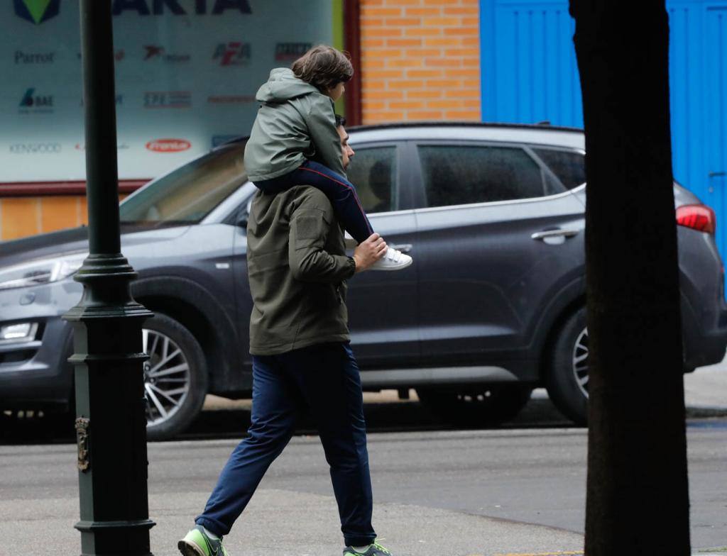 Primeros paseos bajo el orbayu en Gijón de los más pequeños