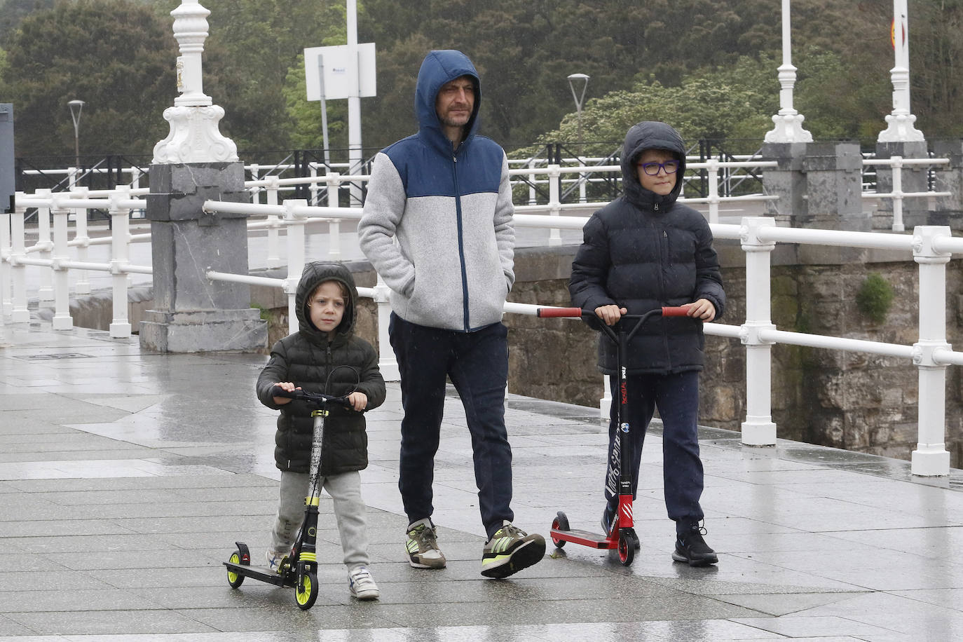 Primeros paseos bajo el orbayu en Gijón de los más pequeños