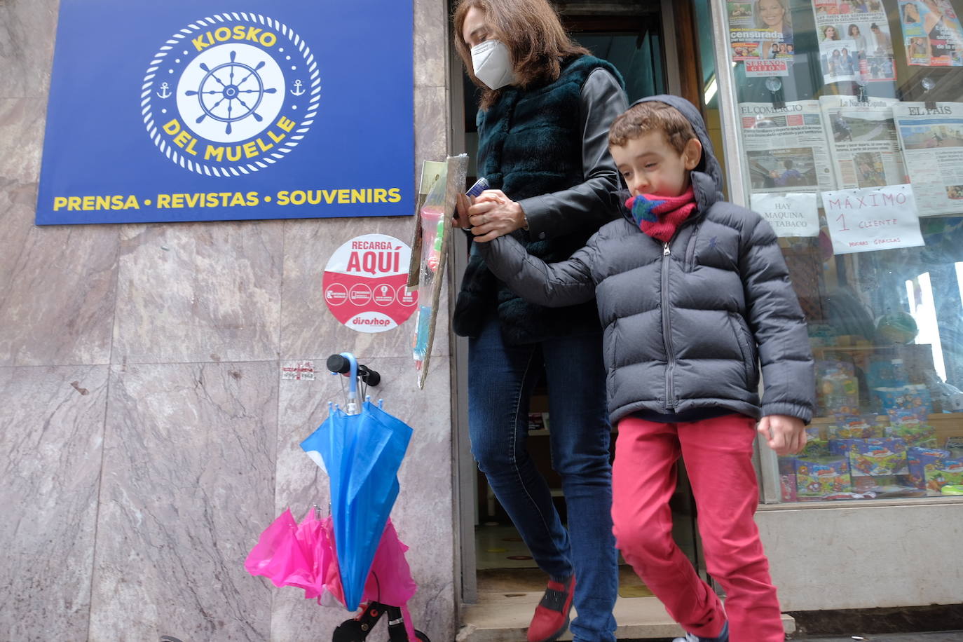 Primeros paseos bajo el orbayu en Gijón de los más pequeños