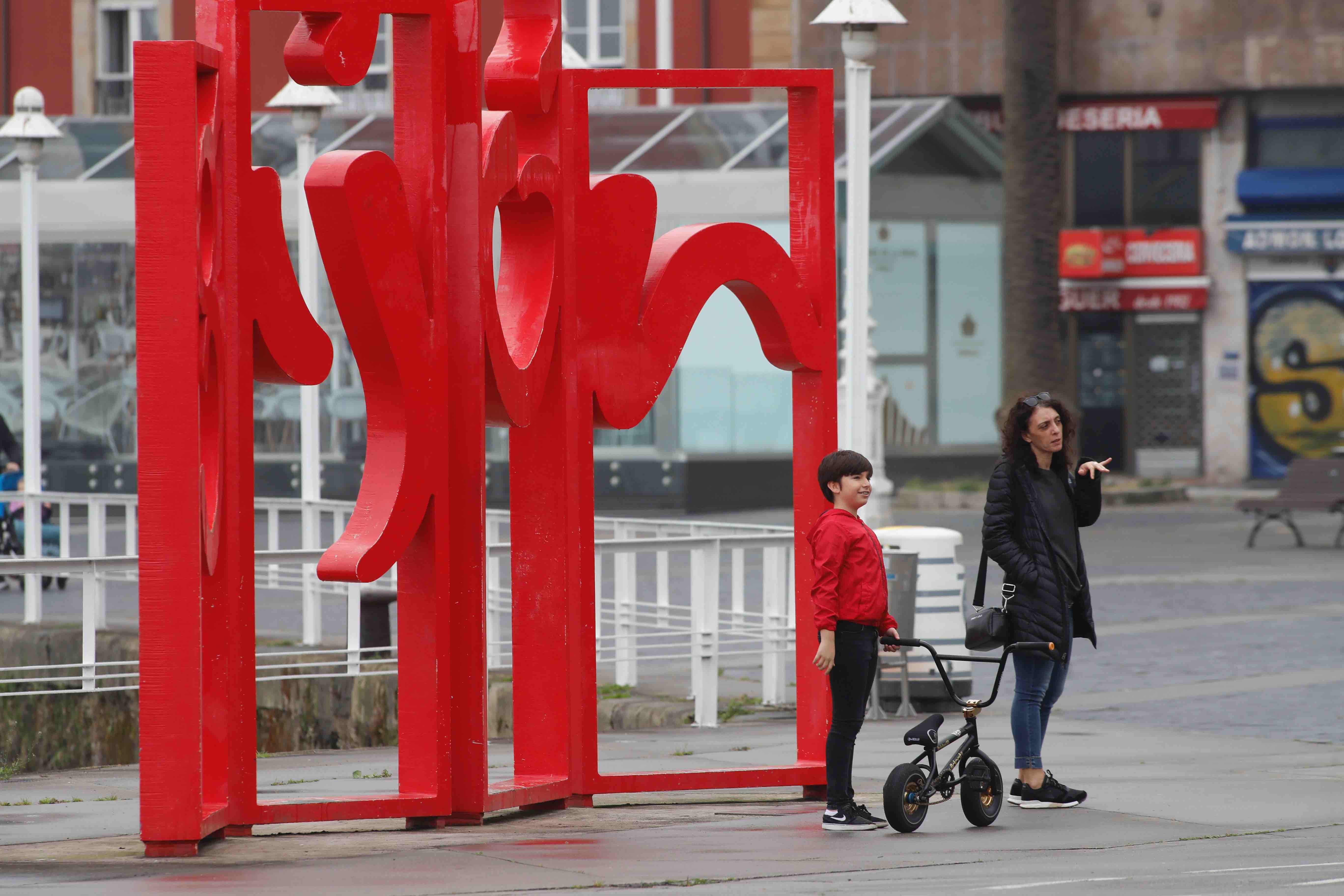 Primeros paseos bajo el orbayu en Gijón de los más pequeños