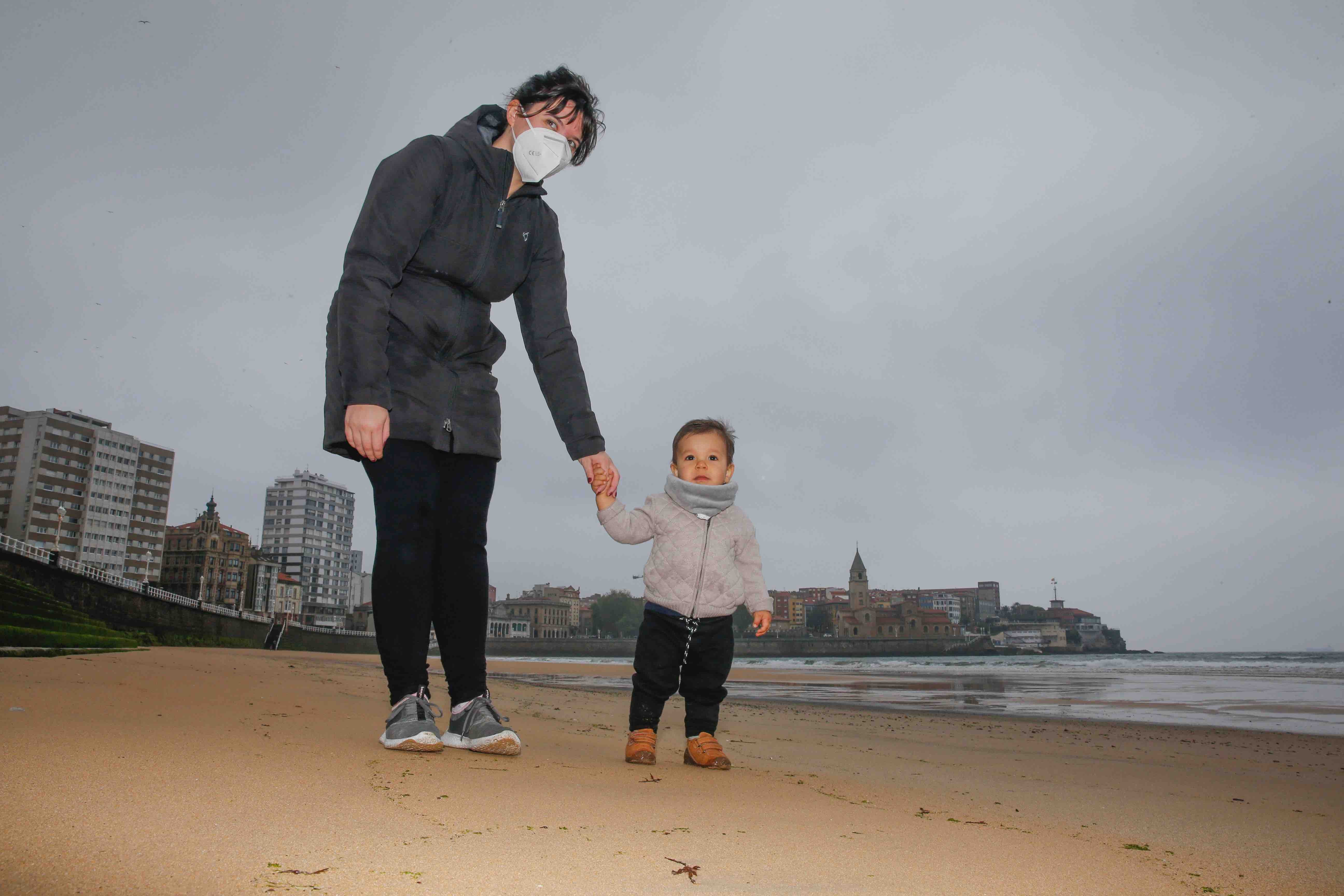 Primeros paseos bajo el orbayu en Gijón de los más pequeños