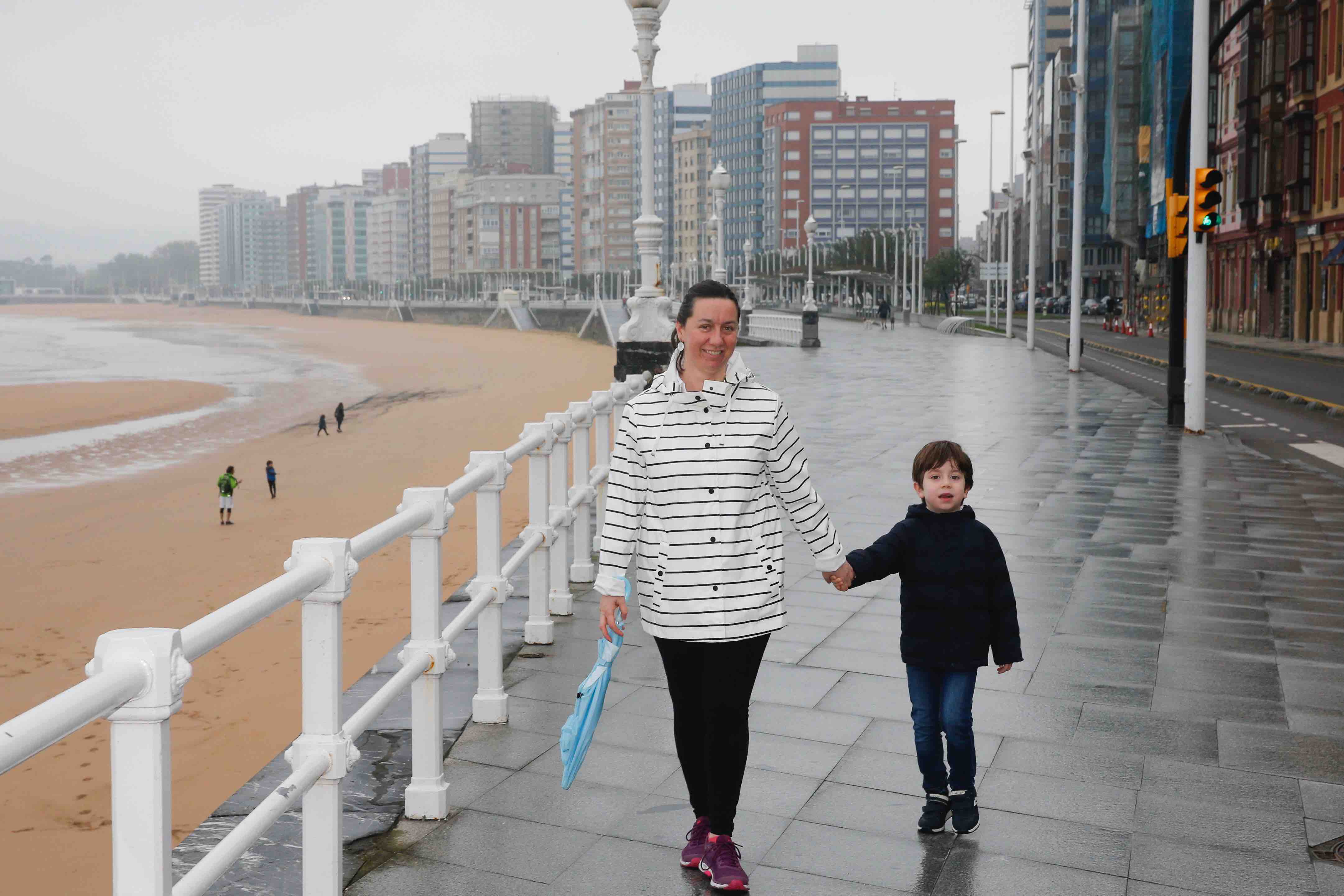 Primeros paseos bajo el orbayu en Gijón de los más pequeños