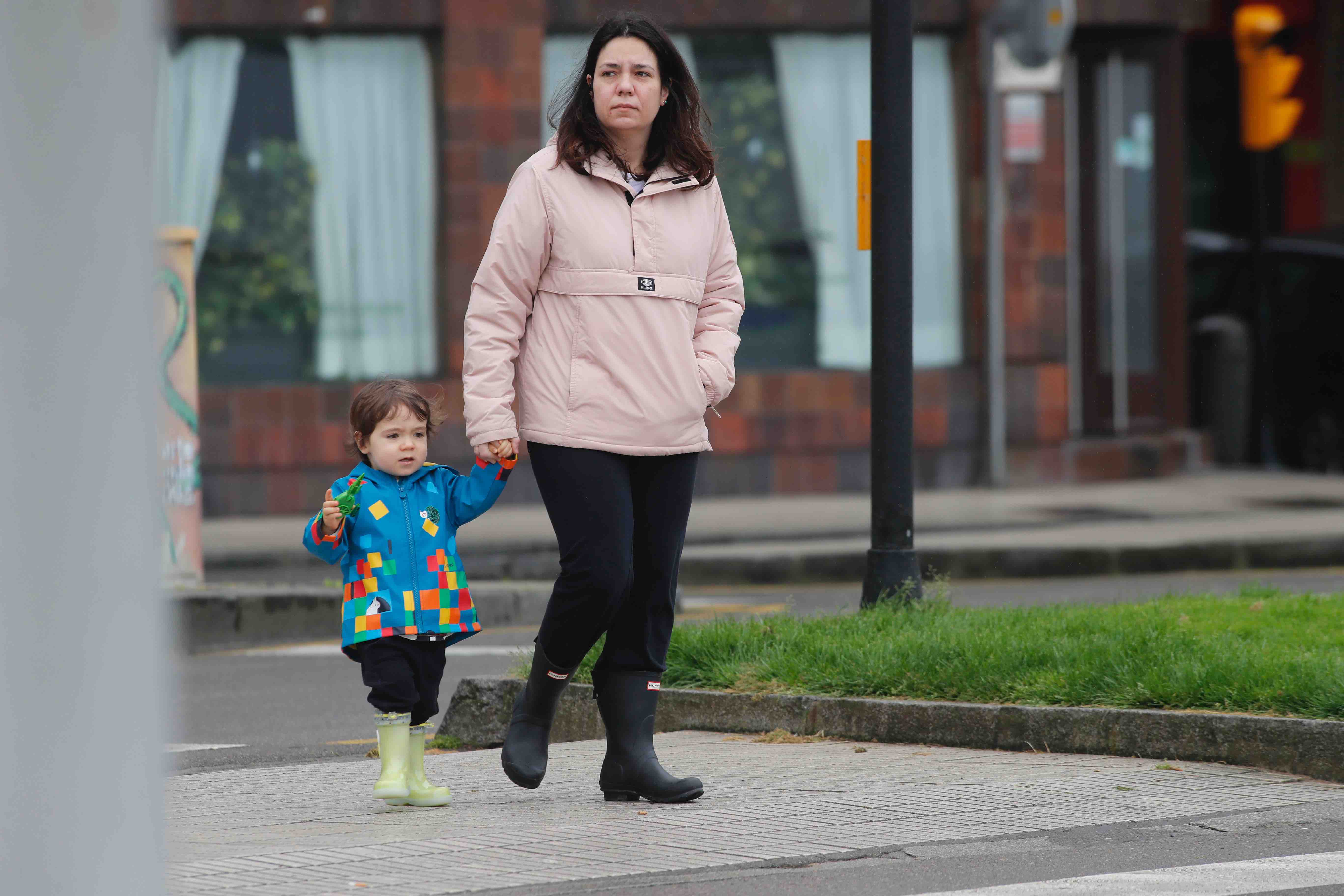 Primeros paseos bajo el orbayu en Gijón de los más pequeños