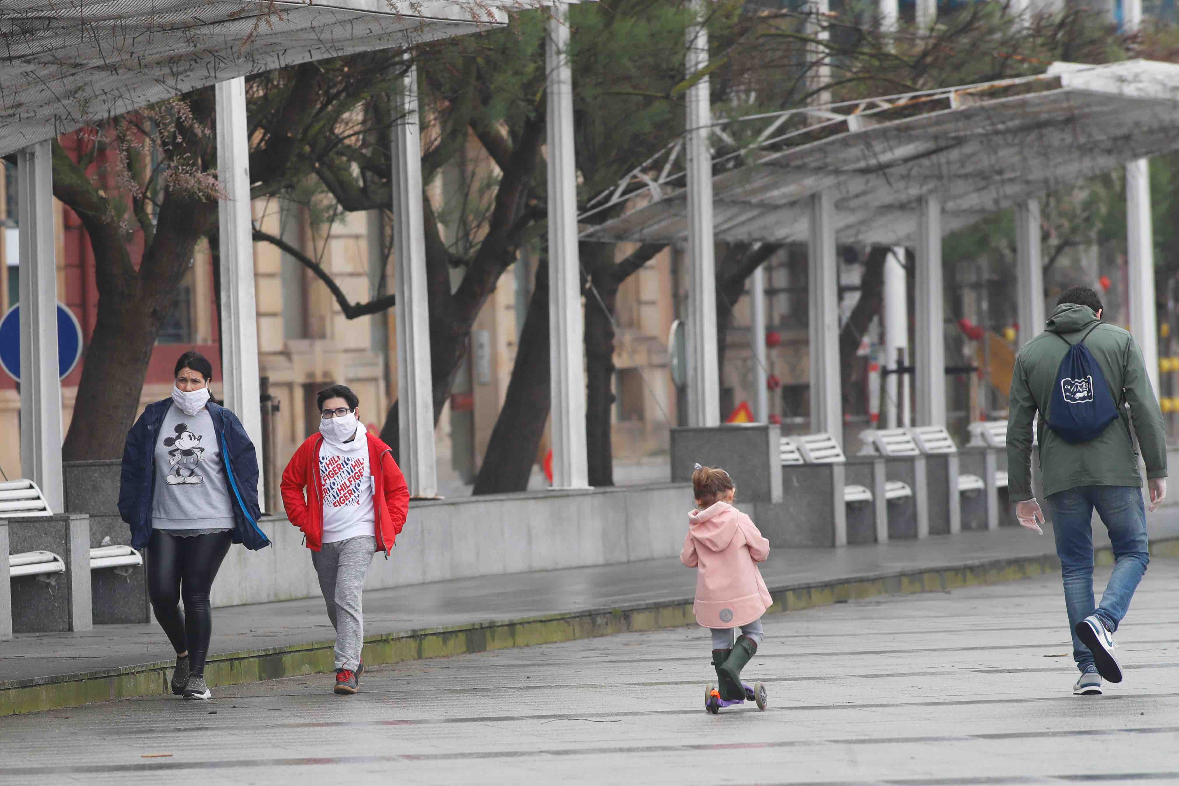 Primeros paseos bajo el orbayu en Gijón de los más pequeños