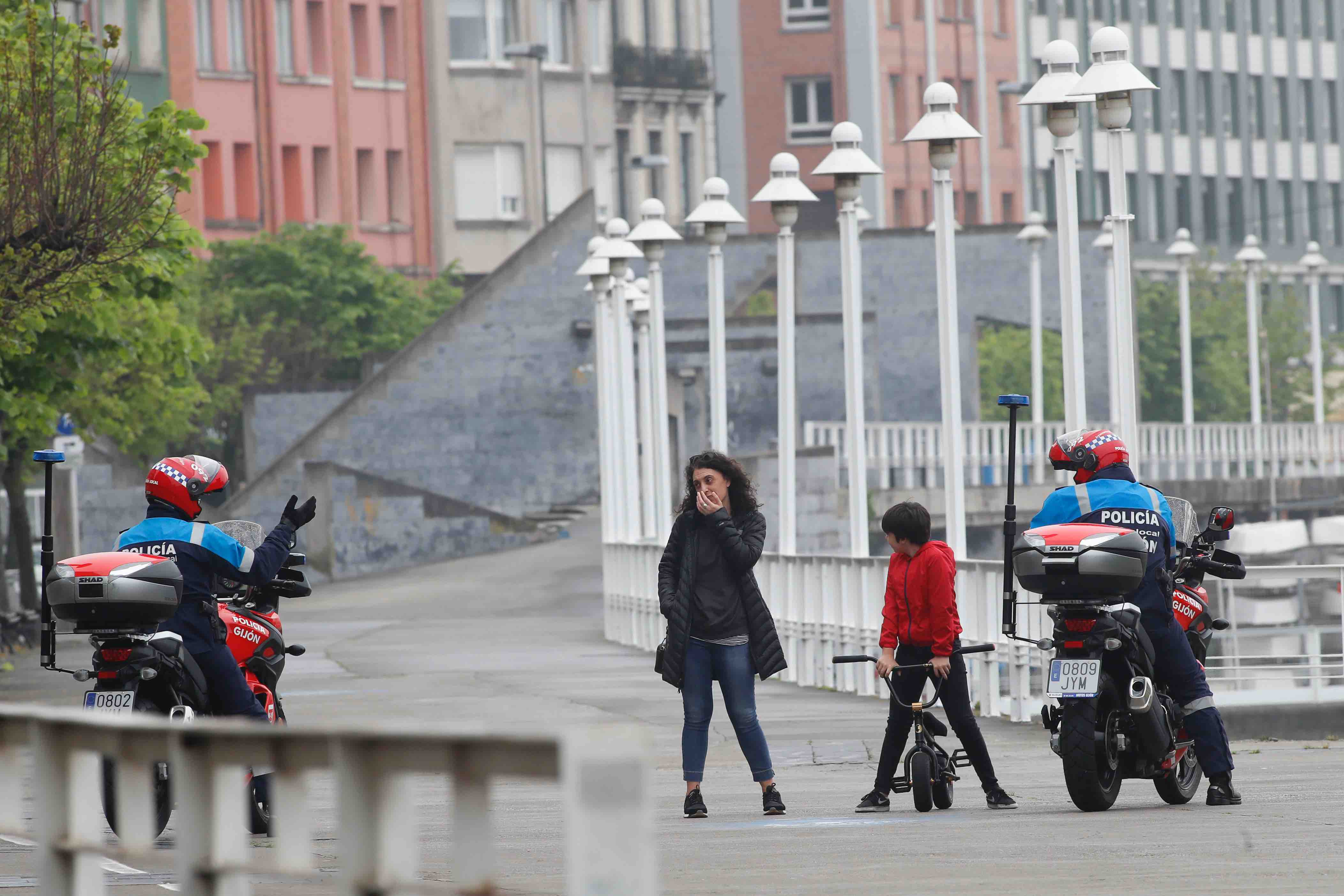 Primeros paseos bajo el orbayu en Gijón de los más pequeños