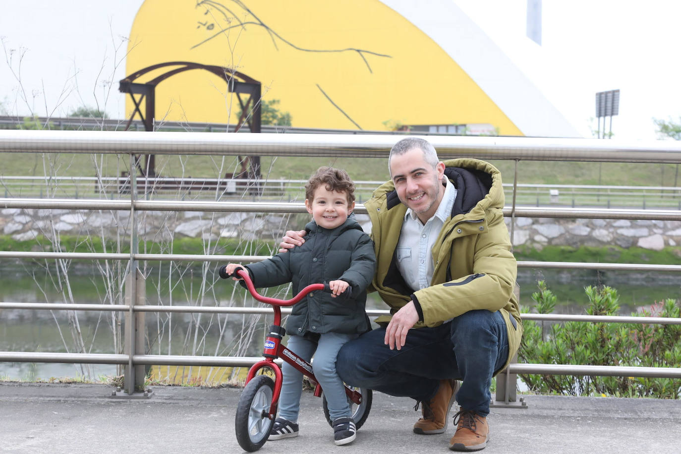 Este domingo se abrían las puertas de los hogares asturianos para que los menores de 14 años pudieran salir a la calle. Se cerraron para ellos el pasado 14 de marzo, cuando el presidente Pedro Sánchez decretaba el estado de alarma por la crisis sanitaria del coronavirus y ha tenido que pasar más de un mes para que el Gobierno diese permiso a las familias empezar a salir a la calle con los pequeños para hacer paseos cortos. Este 26 de abril se aliviaba el encierro en miles de hogares de Asturias y los pequeños han sabido aprovecharlo.