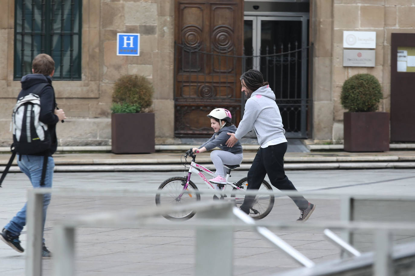 Este domingo se abrían las puertas de los hogares asturianos para que los menores de 14 años pudieran salir a la calle. Se cerraron para ellos el pasado 14 de marzo, cuando el presidente Pedro Sánchez decretaba el estado de alarma por la crisis sanitaria del coronavirus y ha tenido que pasar más de un mes para que el Gobierno diese permiso a las familias empezar a salir a la calle con los pequeños para hacer paseos cortos. Este 26 de abril se aliviaba el encierro en miles de hogares de Asturias y los pequeños han sabido aprovecharlo.