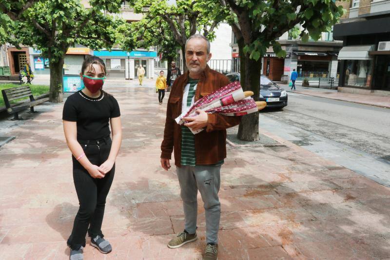 Este domingo se abrían las puertas de los hogares asturianos para que los menores de 14 años pudieran salir a la calle. Se cerraron para ellos el pasado 14 de marzo, cuando el presidente Pedro Sánchez decretaba el estado de alarma por la crisis sanitaria del coronavirus y ha tenido que pasar más de un mes para que el Gobierno diese permiso a las familias empezar a salir a la calle con los pequeños para hacer paseos cortos. Este 26 de abril se aliviaba el encierro en miles de hogares de Asturias y los pequeños han sabido aprovecharlo.