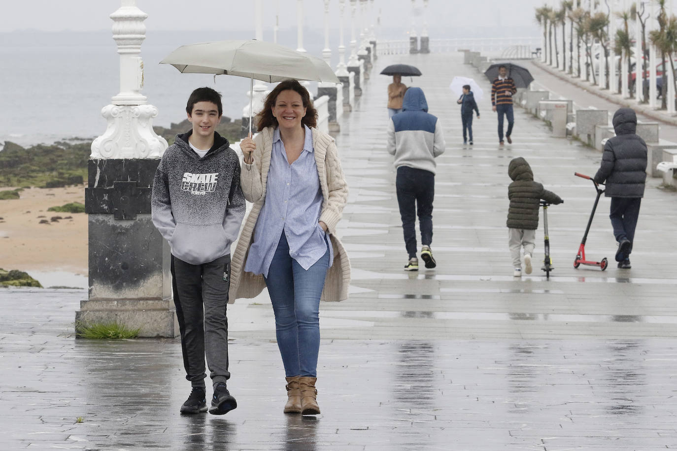 Este domingo se abrían las puertas de los hogares asturianos para que los menores de 14 años pudieran salir a la calle. Se cerraron para ellos el pasado 14 de marzo, cuando el presidente Pedro Sánchez decretaba el estado de alarma por la crisis sanitaria del coronavirus y ha tenido que pasar más de un mes para que el Gobierno diese permiso a las familias empezar a salir a la calle con los pequeños para hacer paseos cortos. Este 26 de abril se aliviaba el encierro en miles de hogares de Asturias y los pequeños han sabido aprovecharlo.