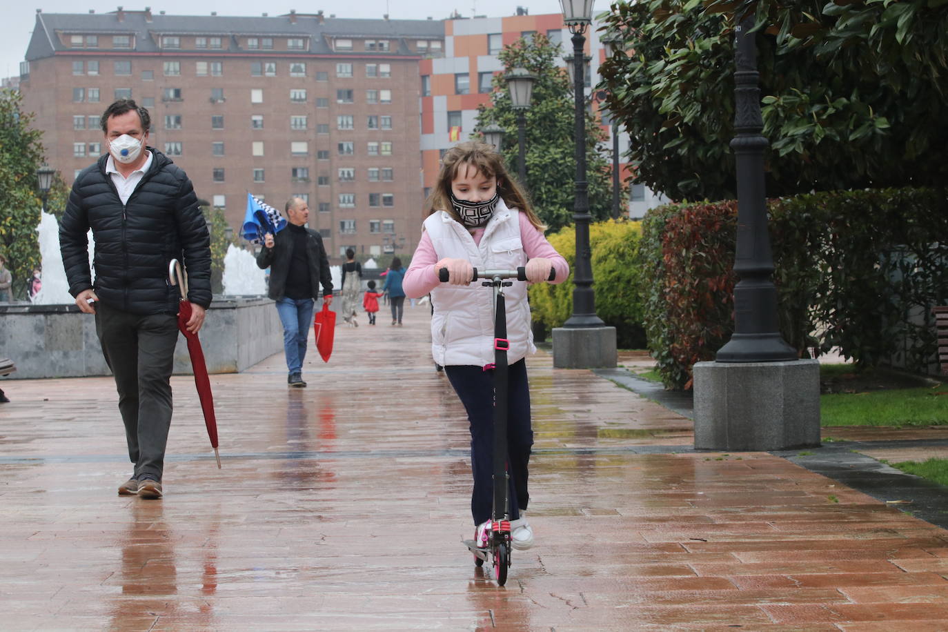 Este domingo se abrían las puertas de los hogares asturianos para que los menores de 14 años pudieran salir a la calle. Se cerraron para ellos el pasado 14 de marzo, cuando el presidente Pedro Sánchez decretaba el estado de alarma por la crisis sanitaria del coronavirus y ha tenido que pasar más de un mes para que el Gobierno diese permiso a las familias empezar a salir a la calle con los pequeños para hacer paseos cortos. Este 26 de abril se aliviaba el encierro en miles de hogares de Asturias y los pequeños han sabido aprovecharlo.