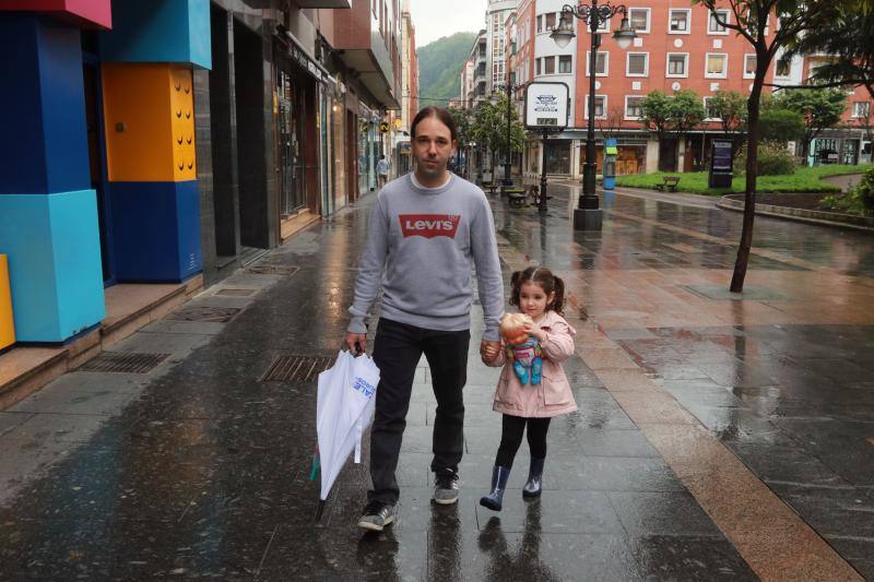 Este domingo se abrían las puertas de los hogares asturianos para que los menores de 14 años pudieran salir a la calle. Se cerraron para ellos el pasado 14 de marzo, cuando el presidente Pedro Sánchez decretaba el estado de alarma por la crisis sanitaria del coronavirus y ha tenido que pasar más de un mes para que el Gobierno diese permiso a las familias empezar a salir a la calle con los pequeños para hacer paseos cortos. Este 26 de abril se aliviaba el encierro en miles de hogares de Asturias y los pequeños han sabido aprovecharlo.