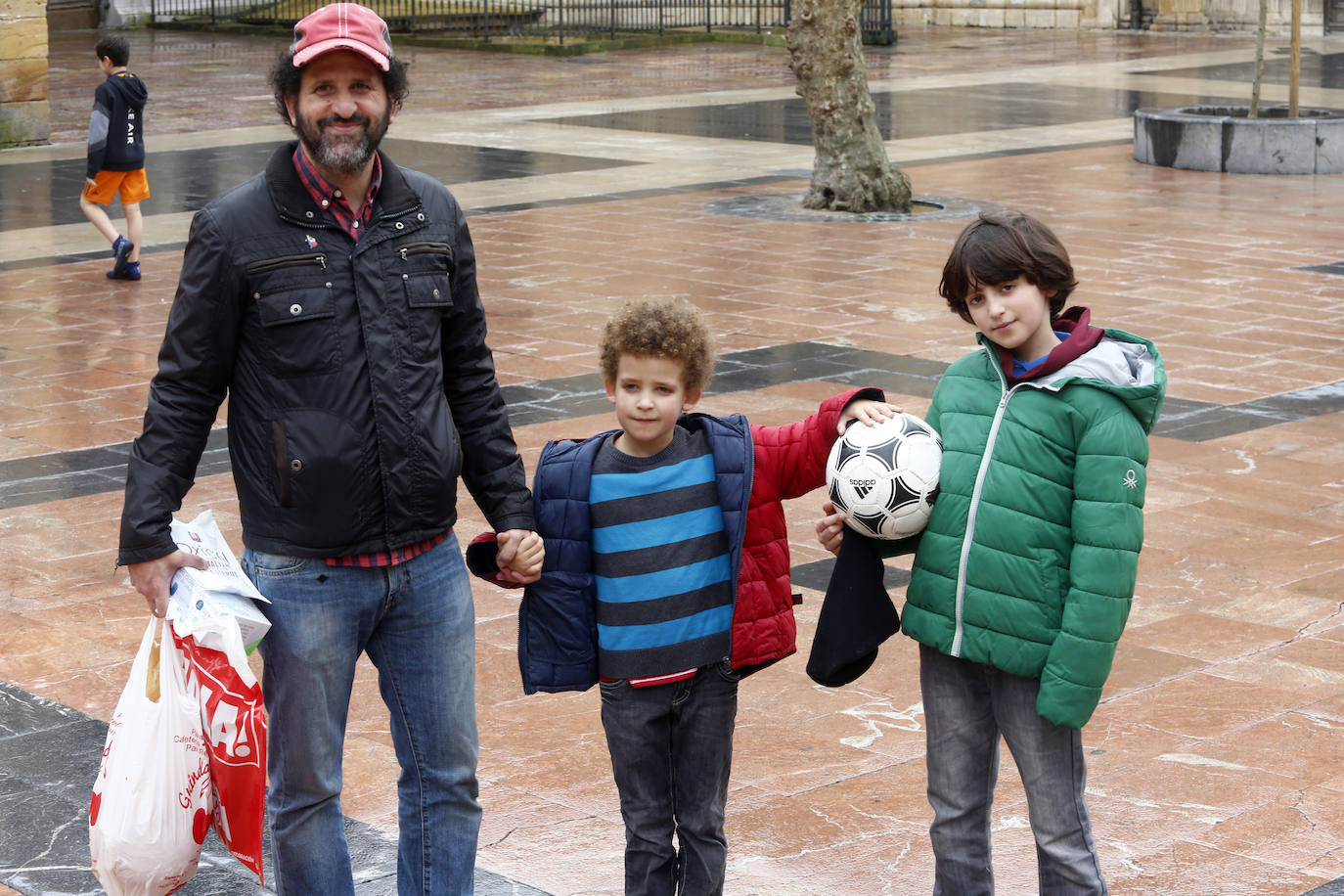 Este domingo se abrían las puertas de los hogares asturianos para que los menores de 14 años pudieran salir a la calle. Se cerraron para ellos el pasado 14 de marzo, cuando el presidente Pedro Sánchez decretaba el estado de alarma por la crisis sanitaria del coronavirus y ha tenido que pasar más de un mes para que el Gobierno diese permiso a las familias empezar a salir a la calle con los pequeños para hacer paseos cortos. Este 26 de abril se aliviaba el encierro en miles de hogares de Asturias y los pequeños han sabido aprovecharlo.