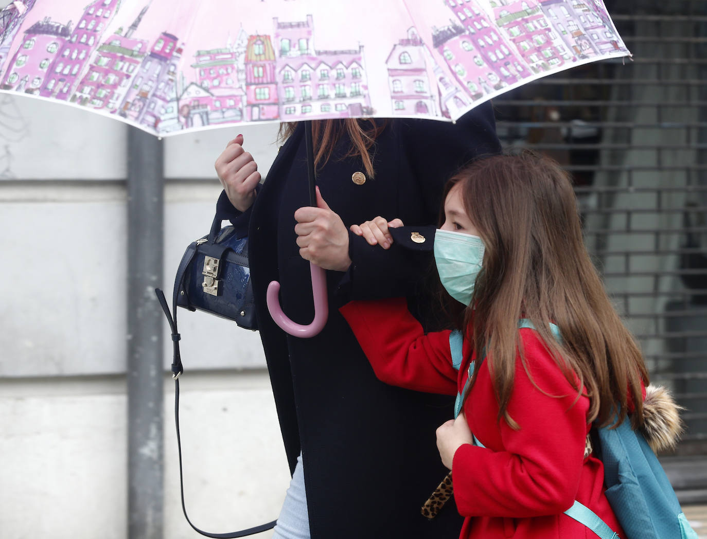 Este domingo se abrían las puertas de los hogares asturianos para que los menores de 14 años pudieran salir a la calle. Se cerraron para ellos el pasado 14 de marzo, cuando el presidente Pedro Sánchez decretaba el estado de alarma por la crisis sanitaria del coronavirus y ha tenido que pasar más de un mes para que el Gobierno diese permiso a las familias empezar a salir a la calle con los pequeños para hacer paseos cortos. Este 26 de abril se aliviaba el encierro en miles de hogares de Asturias y los pequeños han sabido aprovecharlo.