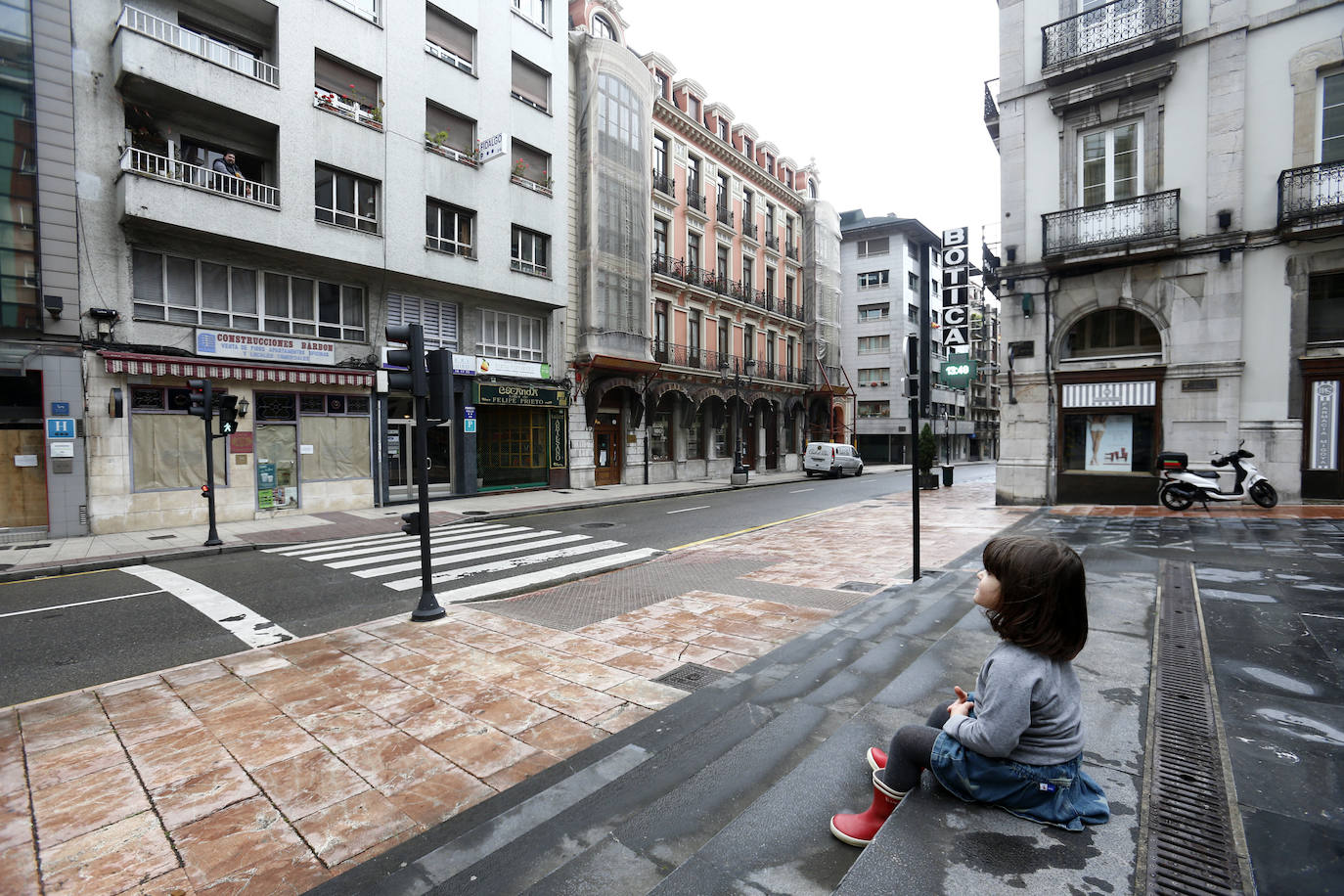 Este domingo se abrían las puertas de los hogares asturianos para que los menores de 14 años pudieran salir a la calle. Se cerraron para ellos el pasado 14 de marzo, cuando el presidente Pedro Sánchez decretaba el estado de alarma por la crisis sanitaria del coronavirus y ha tenido que pasar más de un mes para que el Gobierno diese permiso a las familias empezar a salir a la calle con los pequeños para hacer paseos cortos. Este 26 de abril se aliviaba el encierro en miles de hogares de Asturias y los pequeños han sabido aprovecharlo.